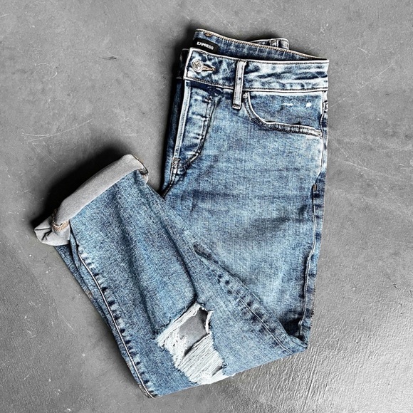 Express Mid Rise Medium Wash Ripped Boyfriend Jeans NWOT - Picture 5 of 6